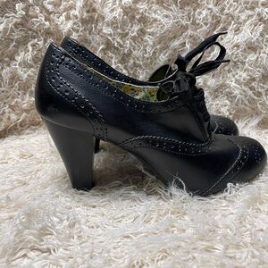 Black Lace-Up Heeled Oxford heels